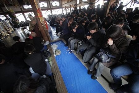 Người Nhật mặc niệm các nạn nhân động đất/sóng thần