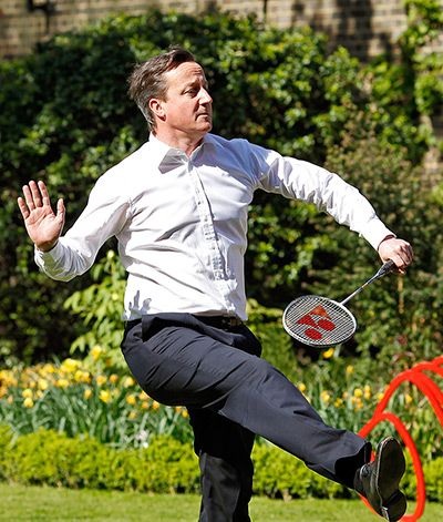 Thủ tướng Anh đấu cầu lông hết mình 