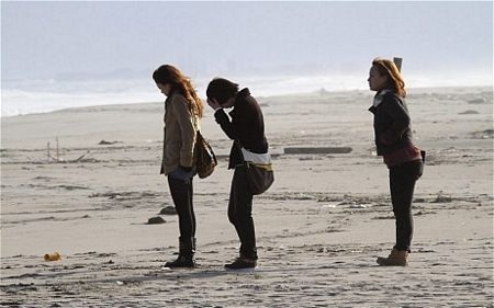 Người Nhật mặc niệm các nạn nhân động đất/sóng thần