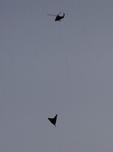 Máy bay giấy khổng lồ nặng 360kg cất cánh