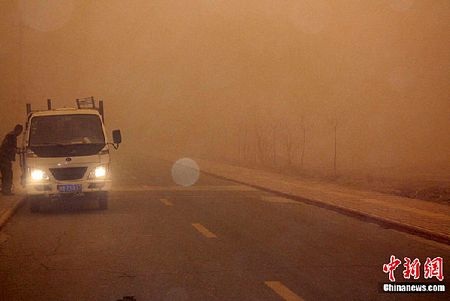 Bão cát tấn công tây bắc Trung Quốc - 4 Bão cát tấn công tây bắc Trung Quốc