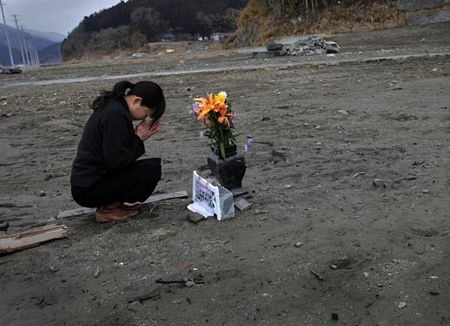 Người Nhật mặc niệm các nạn nhân động đất/sóng thần