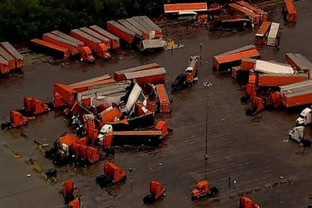 Lốc xoáy dữ dội tấn công nước Mỹ, hất xe tải lên không trung 