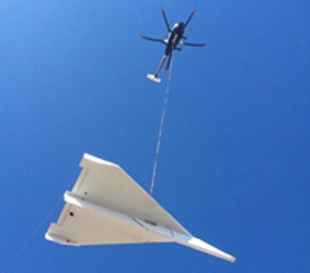 Máy bay giấy khổng lồ nặng 360kg cất cánh