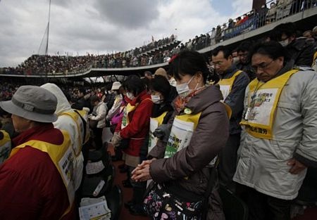 Người Nhật mặc niệm các nạn nhân động đất/sóng thần