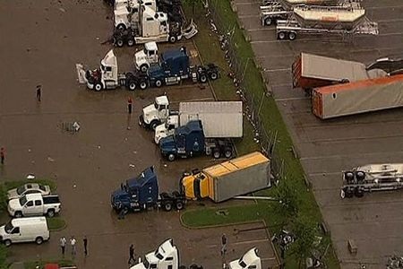 Lốc xoáy dữ dội tấn công nước Mỹ, hất xe tải lên không trung 