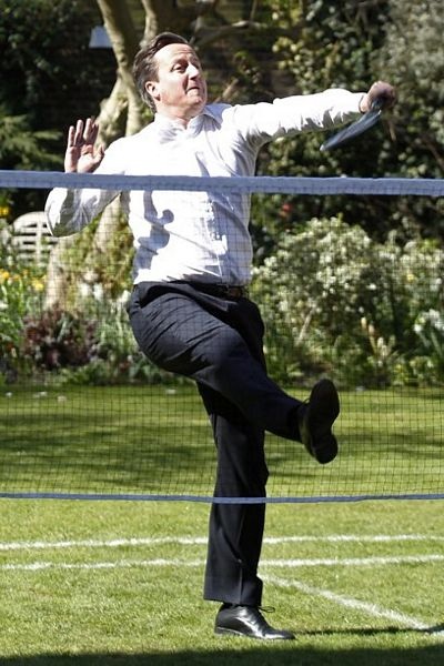 Thủ tướng Anh đấu cầu lông hết mình 