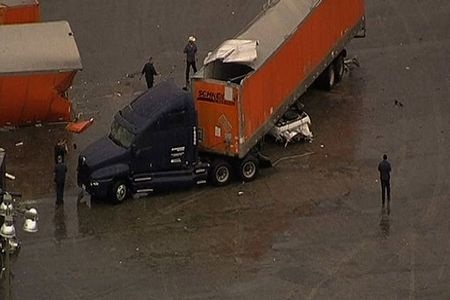 Lốc xoáy dữ dội tấn công nước Mỹ, hất xe tải lên không trung 