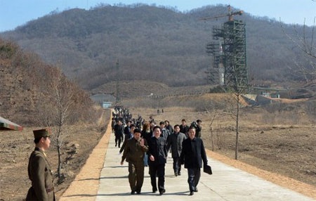 Cận cảnh tên lửa Triều Tiên nằm trên bệ phóng 