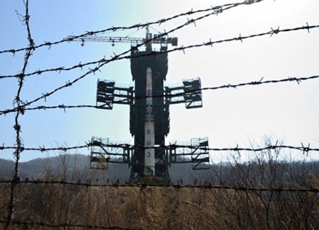 Triều Tiên lắp vệ tinh vào tên lửa, sẵn sàng cho vụ phóng  - 1 Triều Tiên lắp vệ tinh vào tên lửa, sẵn sàng cho vụ phóng