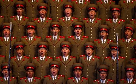 Hàng nghìn người Triều Tiên múa hát mừng sinh nhật Kim Nhật Thành 