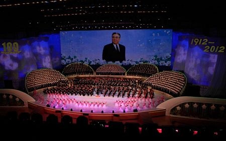 Hàng nghìn người Triều Tiên múa hát mừng sinh nhật Kim Nhật Thành 