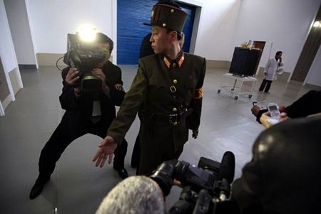 Cận cảnh tên lửa Triều Tiên nằm trên bệ phóng 