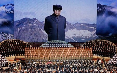 Hàng nghìn người Triều Tiên múa hát mừng sinh nhật Kim Nhật Thành 