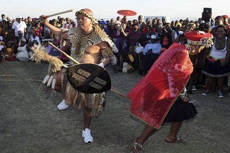 Tổng thống Nam Phi nhảy múa tưng bừng trong đám cưới lần 6