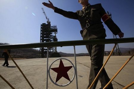 Cận cảnh tên lửa Triều Tiên nằm trên bệ phóng 