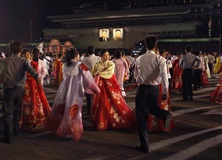 Hàng nghìn người Triều Tiên múa hát mừng sinh nhật Kim Nhật Thành 