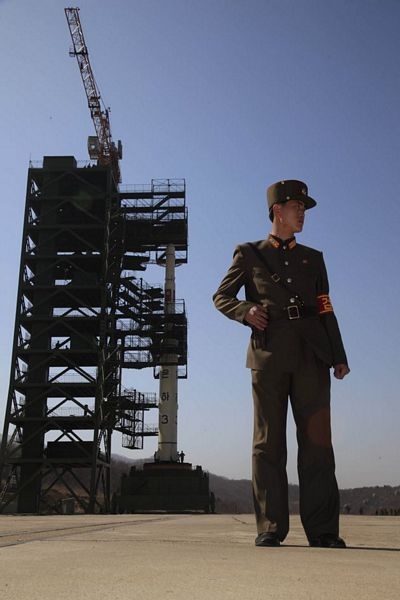 Cận cảnh tên lửa Triều Tiên nằm trên bệ phóng 