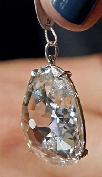 Sắp đấu giá viên kim cương hình trái lê 400 năm tuổi - 3 Sắp đấu giá viên kim cương hình trái lê 400 năm tuổi