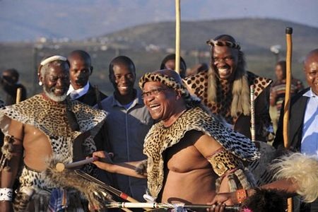 Tổng thống Nam Phi nhảy múa tưng bừng trong đám cưới lần 6