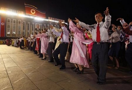 Hàng nghìn người Triều Tiên múa hát mừng sinh nhật Kim Nhật Thành 