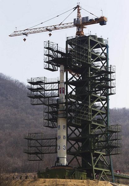 Cận cảnh tên lửa Triều Tiên nằm trên bệ phóng 