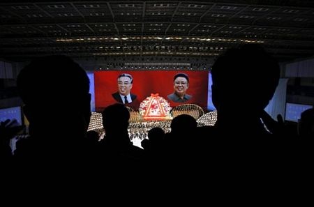 Hàng nghìn người Triều Tiên múa hát mừng sinh nhật Kim Nhật Thành 