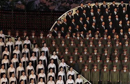 Hàng nghìn người Triều Tiên múa hát mừng sinh nhật Kim Nhật Thành 