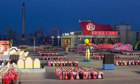 Hàng nghìn người Triều Tiên múa hát mừng sinh nhật Kim Nhật Thành 