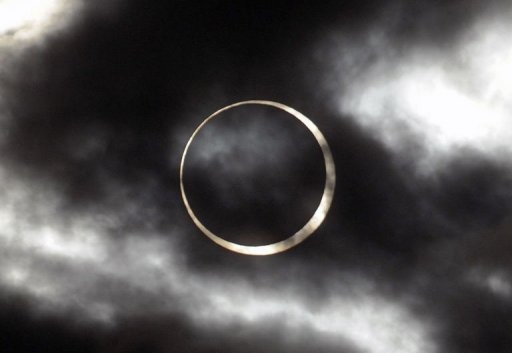 Nhật thực hình khuyên kỳ thú mê hoặc người xem