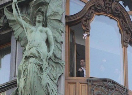 Triệu phú Nga chơi trội, ném tiền cho đám đông - 1