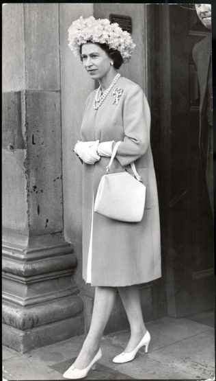 Thời trang của Nữ hoàng Anh qua 60 năm trị vì - 10