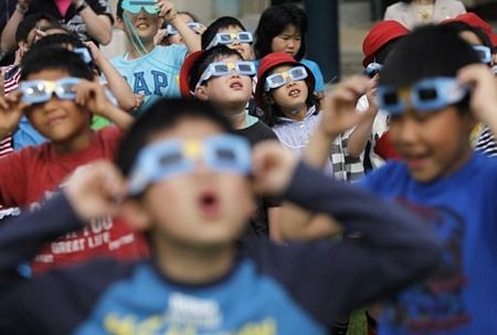 Nhật thực hình khuyên kỳ thú mê hoặc người xem