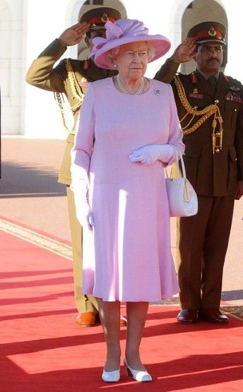 Thời trang của Nữ hoàng Anh qua 60 năm trị vì - 21