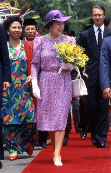 Thời trang của Nữ hoàng Anh qua 60 năm trị vì - 17