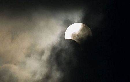 Nhật thực hình khuyên kỳ thú mê hoặc người xem