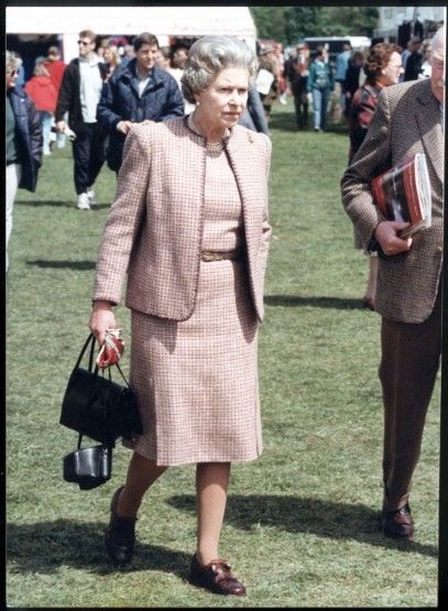 Thời trang của Nữ hoàng Anh qua 60 năm trị vì - 18