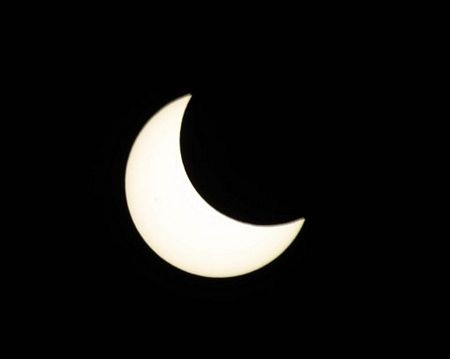 Nhật thực hình khuyên kỳ thú mê hoặc người xem