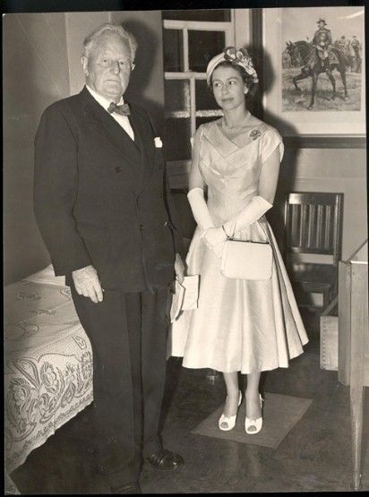 Thời trang của Nữ hoàng Anh qua 60 năm trị vì - 4