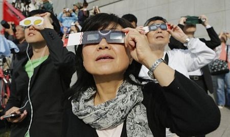 Nhật thực hình khuyên kỳ thú mê hoặc người xem