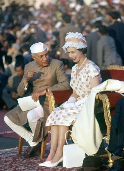Thời trang của Nữ hoàng Anh qua 60 năm trị vì - 7