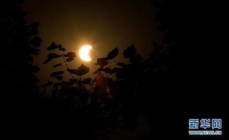 Nhật thực hình khuyên kỳ thú mê hoặc người xem