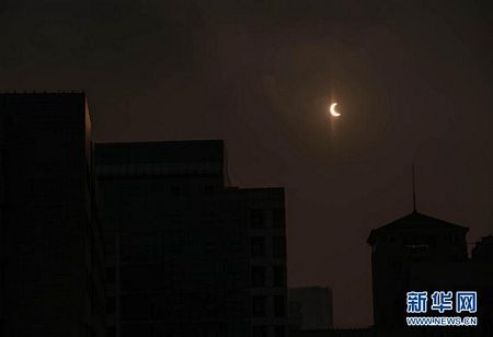 Nhật thực hình khuyên kỳ thú mê hoặc người xem