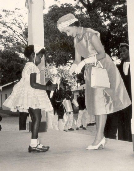 Thời trang của Nữ hoàng Anh qua 60 năm trị vì - 8