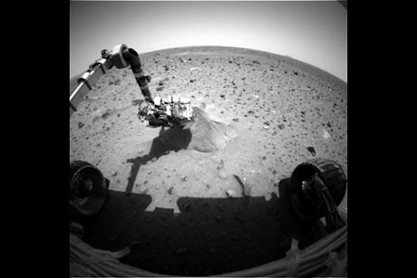 Ảnh một khối đá được đặt tên là “Adirondack” một cánh tay robot đang tiến lại gần nó.