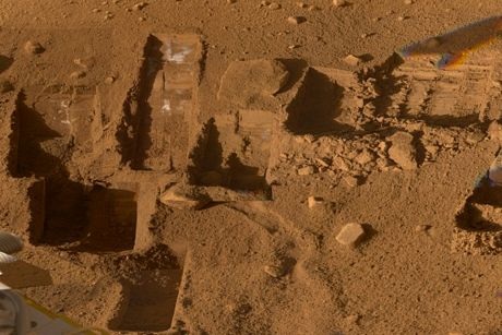 Ảnh một khối đá được đặt tên là “Adirondack” một cánh tay robot đang tiến lại gần nó.