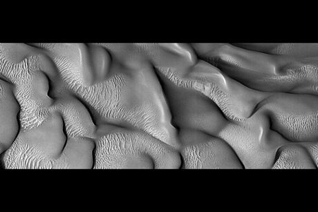 Các đụn cát tại Hố Lyot trên sao Hoả trong một bức ảnh chụp tháng 8/2008.