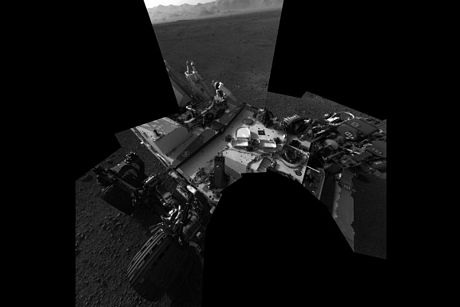 Ngay sau khi hạ cánh, Curiosity đã gửi về những bức ảnh đen trắng đầu tiên.