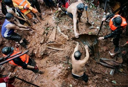 Thủ đô Philippines hoá “công viên nước” vì mưa lũ - 13 Sách và đĩa DVD trôi lềnh bềnh trên một đoạn đường ở Manila.