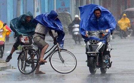 Nhân viên cứu hộ giúp sơ tán người dân tại thành phố Thái Châu, tỉnh Chiết Giang.